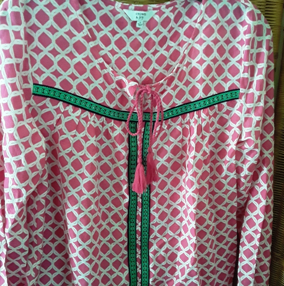 SOLD!!🥳3/$25 Crown & Ivy top size small